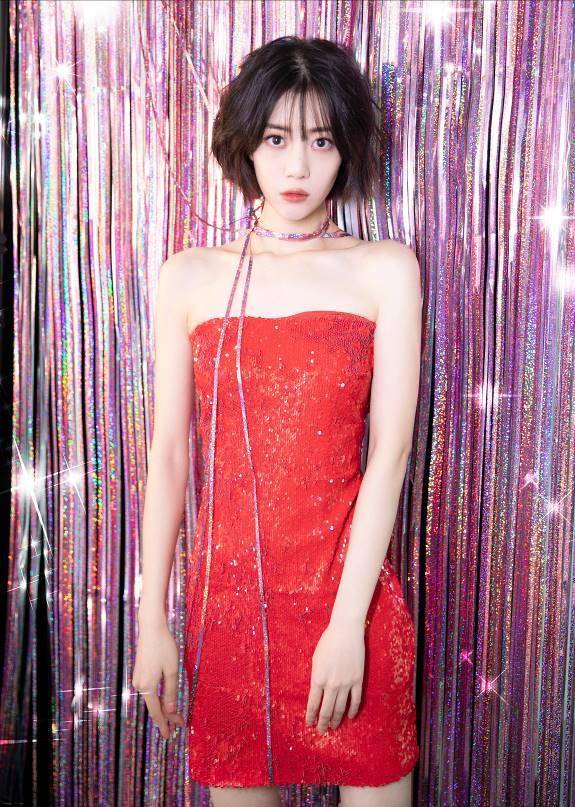 ��Ϫ�Ǵ���ɫ��ƬĨ�س�ȹ�����ߣ���·���³ſ�